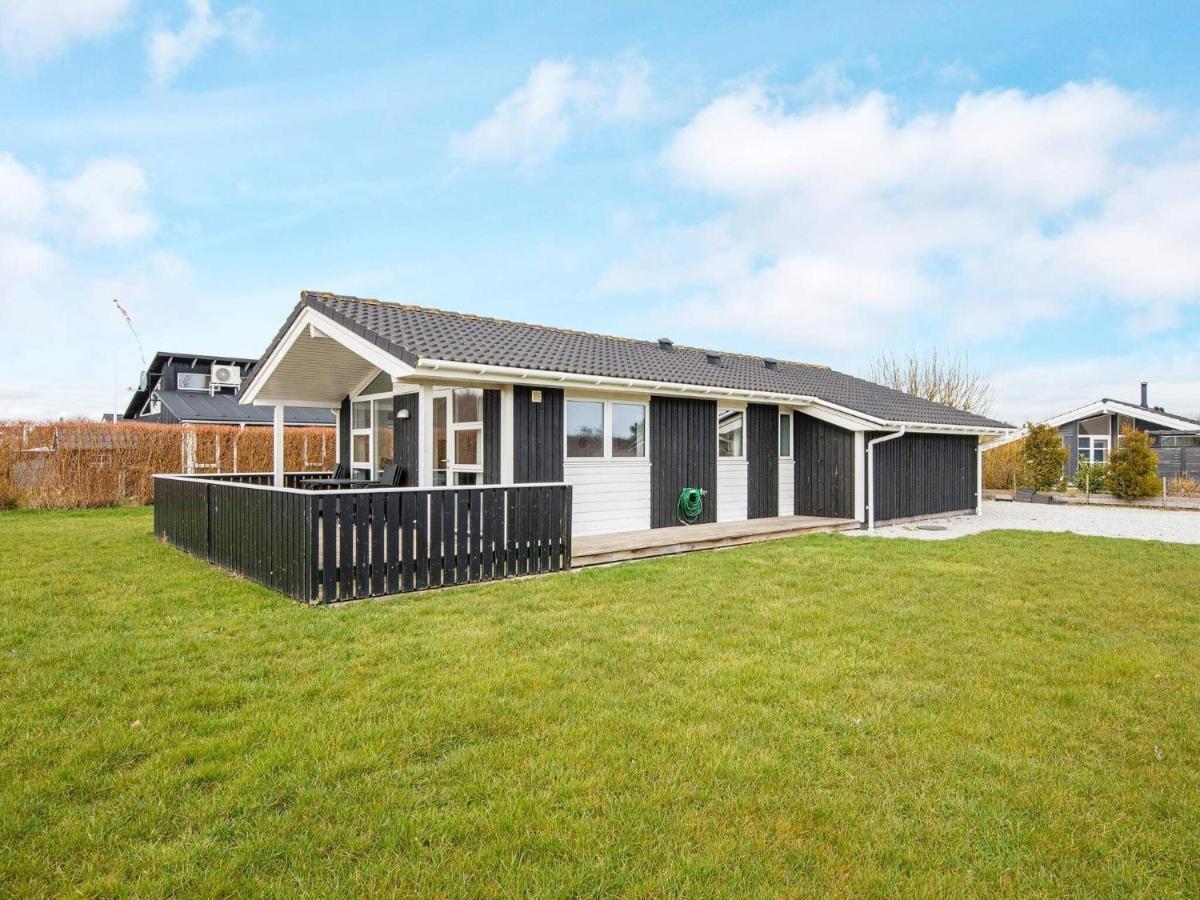 Three-Bedroom Holiday Home In Juelsminde 18 Sonderby  Bagian luar foto